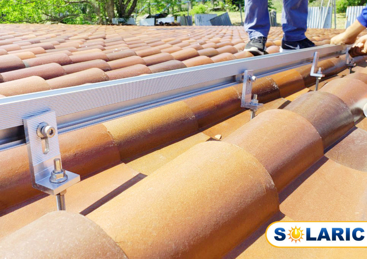 Solar panel mounting structure