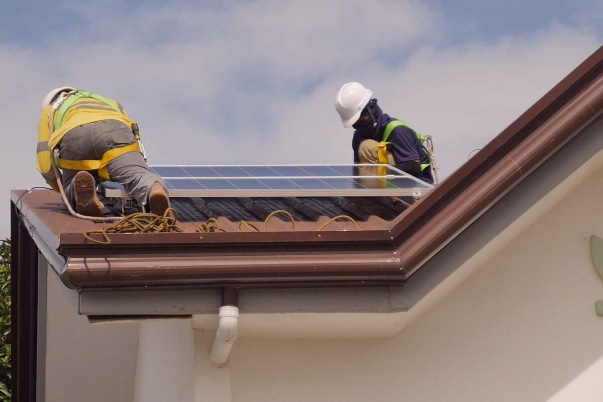 Guide to selecting the right solar panel types based on different roof designs