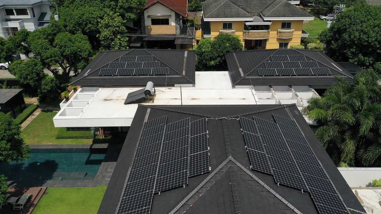 top view of a house with solar panels installed on its roof