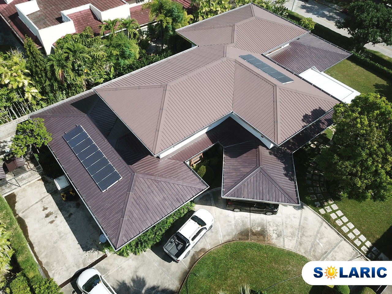 A top shot of a house with solar panels on its roof