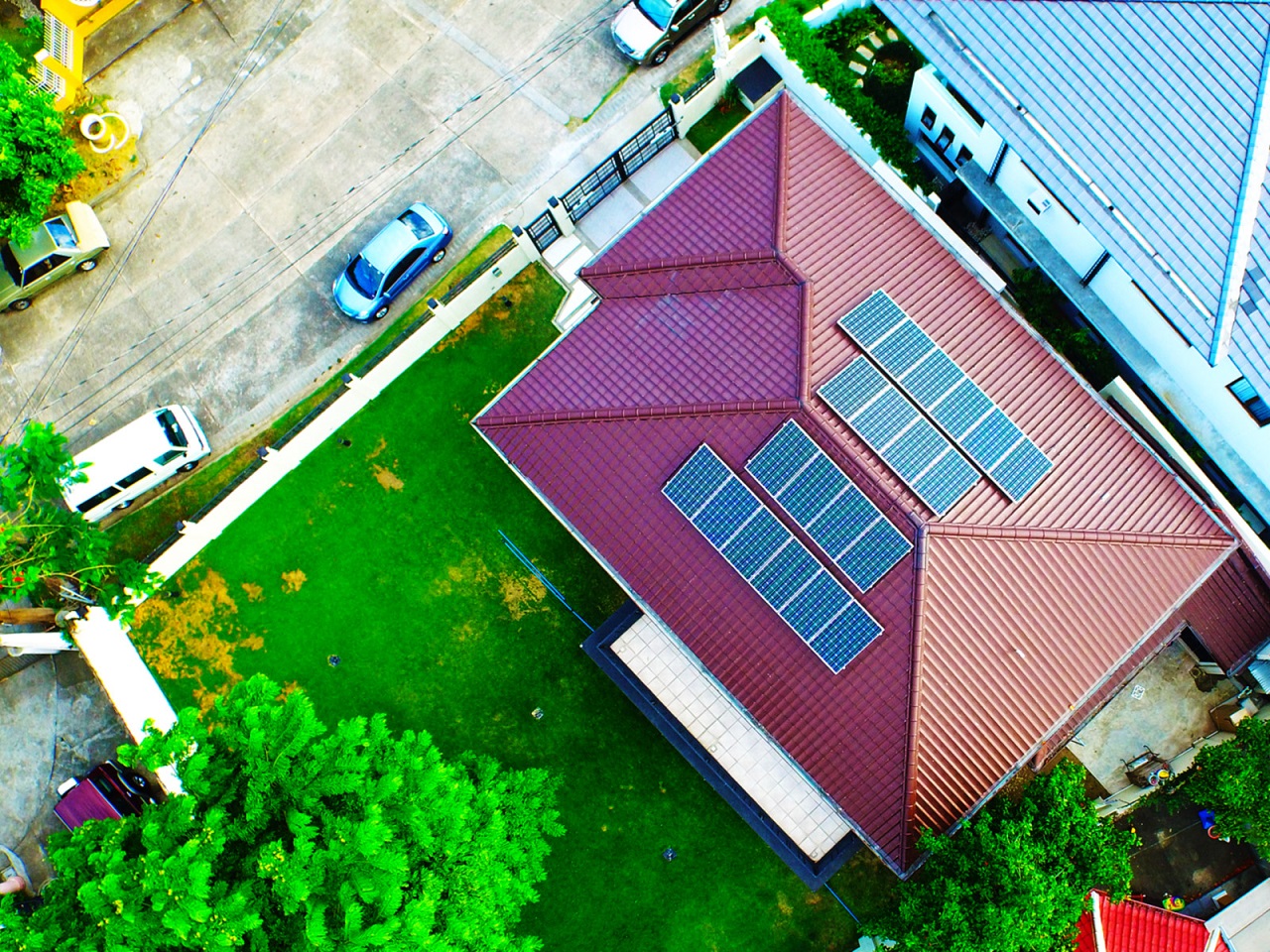 TOP SHOT OF A HOUSE WITH SOLAR ROOFING